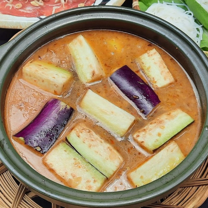 Bước 2 Nấu nước lẩu Lẩu bò mắm ruốc (Công thức được chia sẻ từ người dùng)