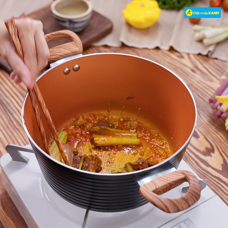 Bước 2 Nấu nước lẩu Lẩu bò mắm ruốc