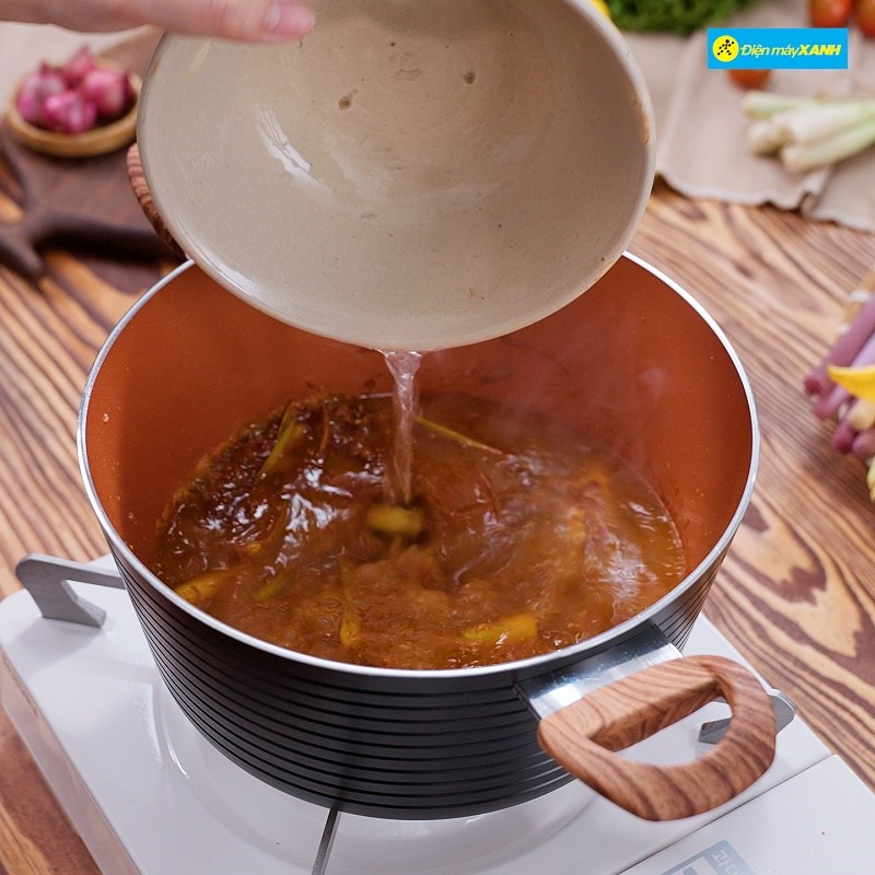 Bước 2 Nấu nước lẩu Lẩu bò mắm ruốc