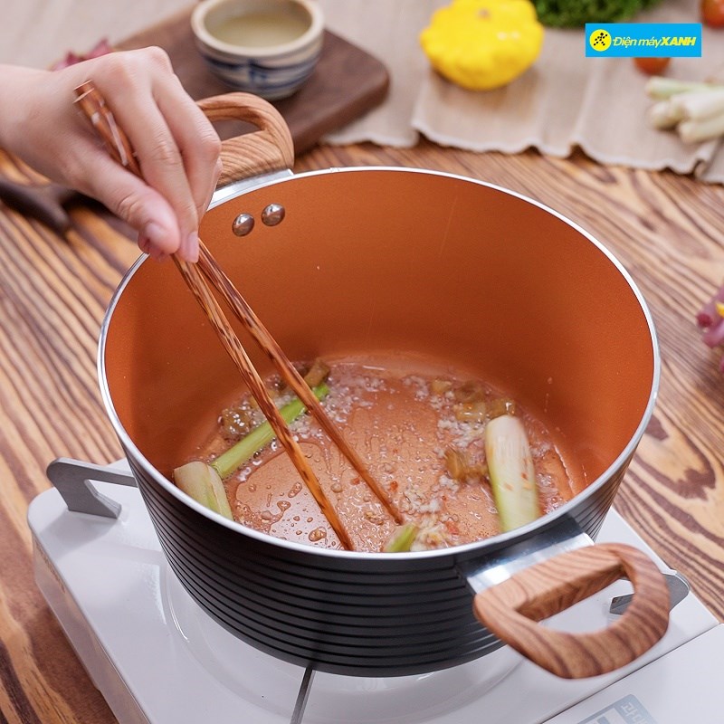 Bước 2 Nấu nước lẩu Lẩu bò mắm ruốc