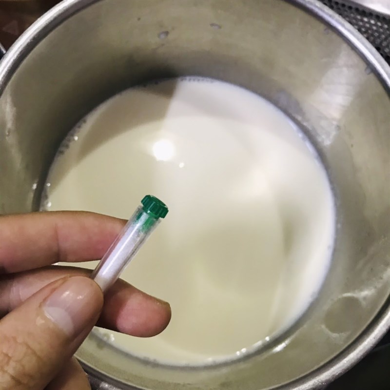 Bước 2 Nấu sữa Sinh tố bơ