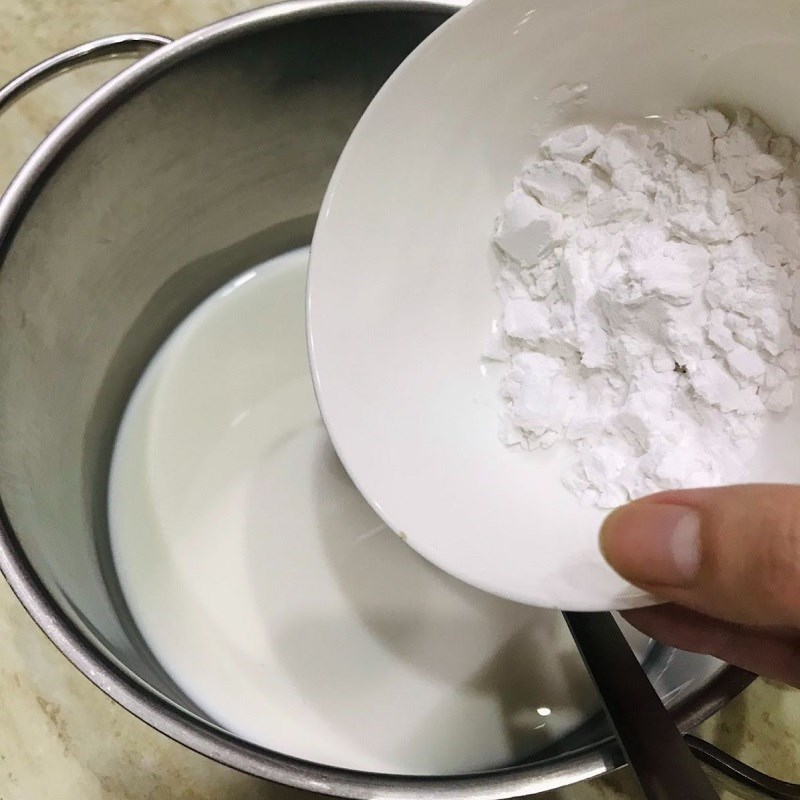 Bước 2 Nấu sữa kem Kem chuối sữa chua (công thức được chia sẻ từ người dùng)