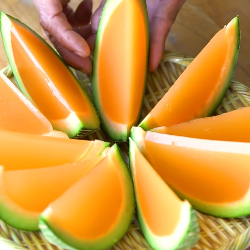 Bước 3 Nấu thạch, đổ thạch vào vỏ dưa lưới Thạch dưa lưới