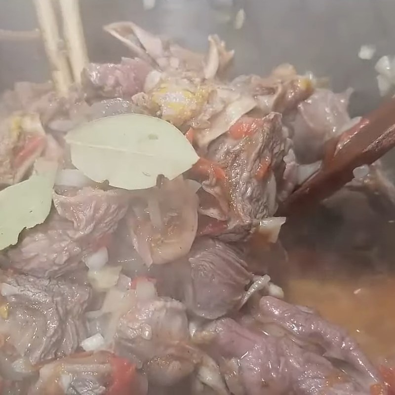 Bước 5 Nấu thịt bò với cà chua hộp và rượu vang Bò sốt vang kiểu Pháp