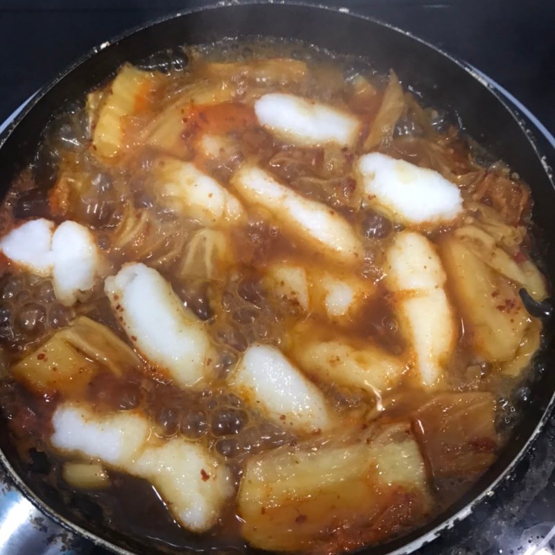 Bước 4 Nấu tokbokki với kim chi Bánh gạo tokbokki bằng cơm nguội (công thức được chia sẻ từ người dùng)