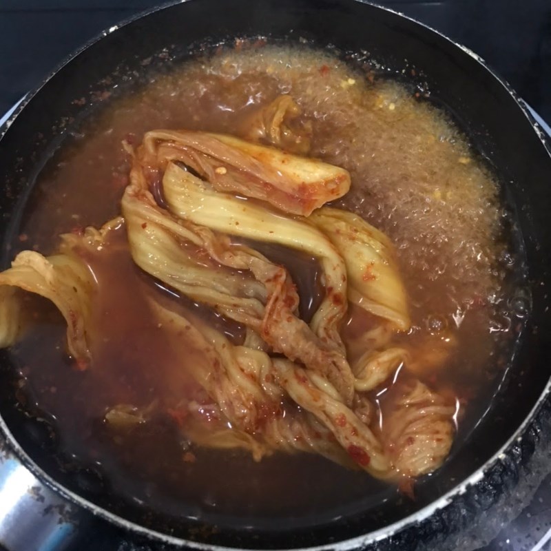 Bước 4 Nấu tokbokki với kim chi Bánh gạo tokbokki bằng cơm nguội (công thức được chia sẻ từ người dùng)
