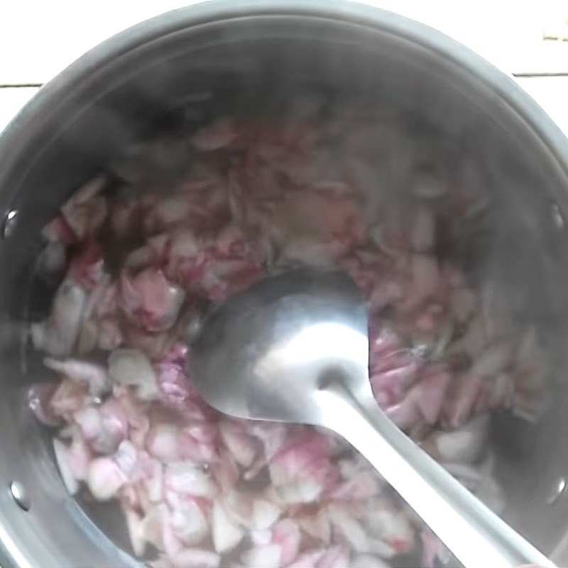Bước 2 Nấu và lấy nước cốt hoa hồng Siro hoa hồng bằng hoa hồng tươi