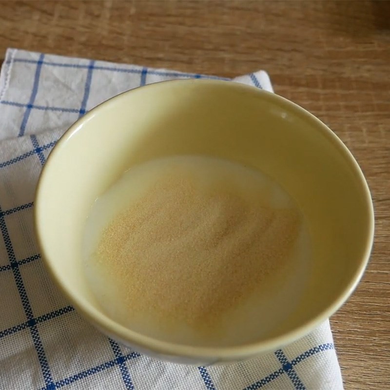 Bước 2 Ngâm bột gelatin Panna cotta vải
