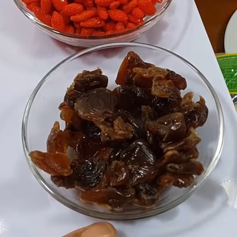 Bước 1 Ngâm các nguyên liệu Chè hạt sen nấm tuyết