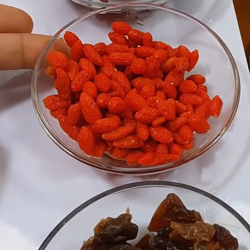 Bước 1 Ngâm các nguyên liệu Chè hạt sen nấm tuyết