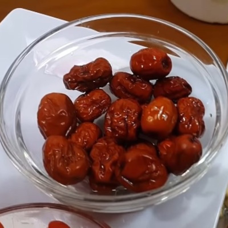 Bước 1 Ngâm các nguyên liệu Chè hạt sen nấm tuyết