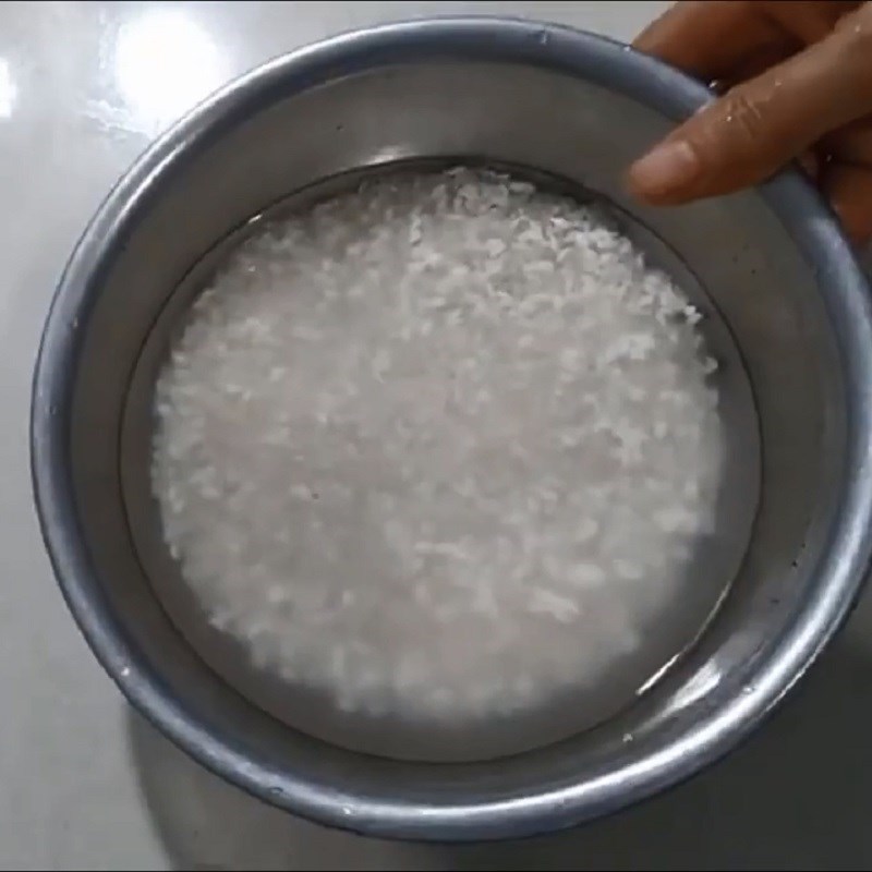 Bước 1 Ngâm gạo Cháo trắng bằng bếp ga