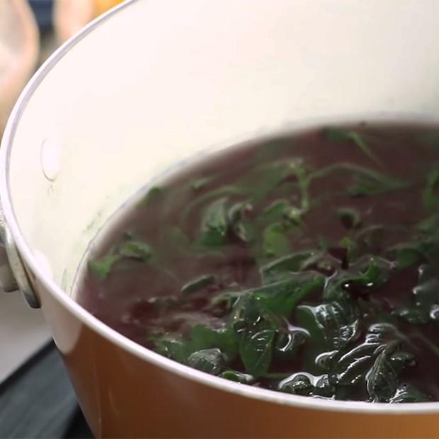 Bước 1 Ngâm gạo nếp với nước lá cẩm Kem xôi dừa Thái Lan