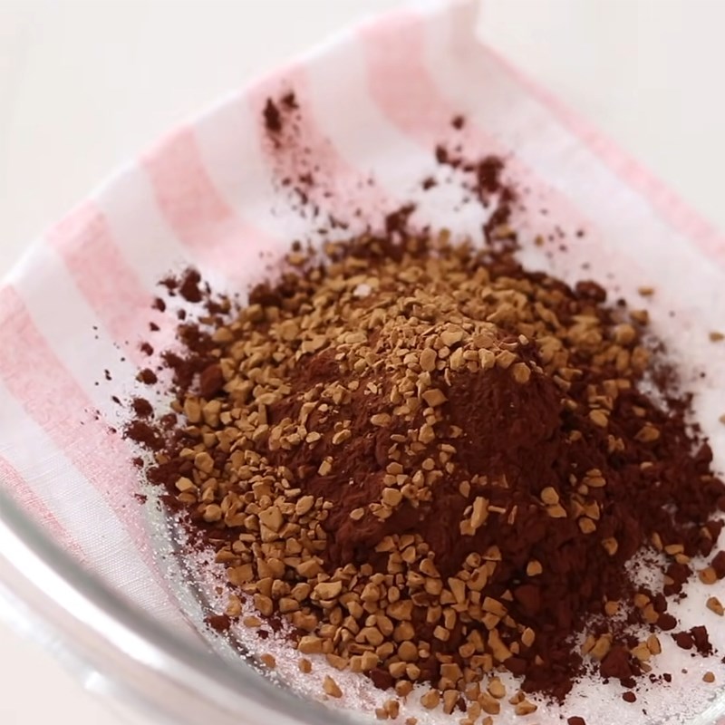Bước 1 Ngâm gelatin, trộn bột Pudding cacao (có gelatin)
