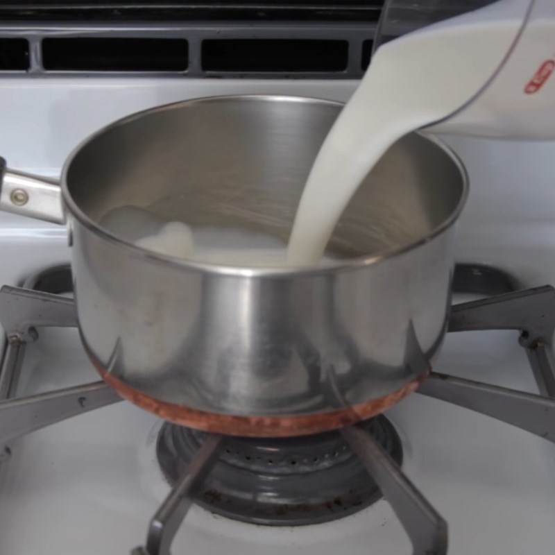 Bước 1 Ngâm gelatin và đun sữa Pudding trứng