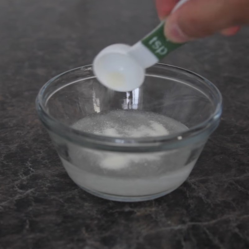 Bước 1 Ngâm gelatin và đun sữa Pudding trứng