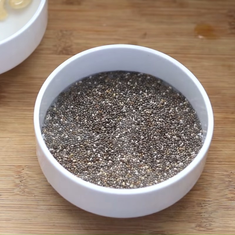 Bước 1 Ngâm hạt điều và hạt chia Sinh tố dứa (thơm) hạt chia