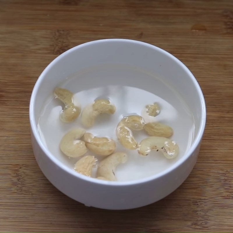 Bước 1 Ngâm hạt điều và hạt chia Sinh tố dứa (thơm) hạt chia