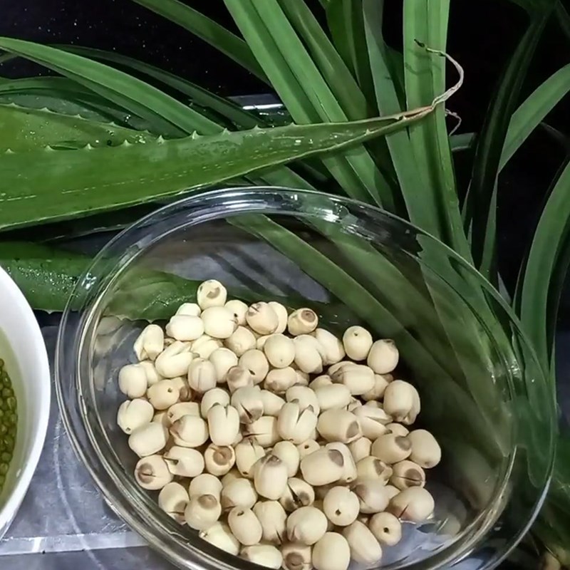 Bước 1 Sơ chế hạt sen và đậu xanh Chè hạt sen nha đam đậu xanh