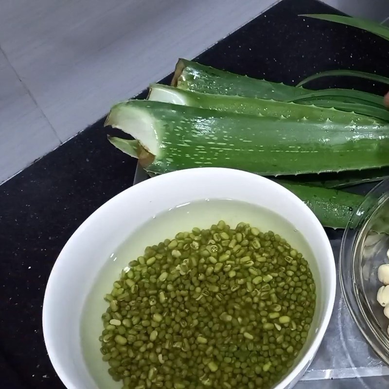 Bước 1 Sơ chế hạt sen và đậu xanh Chè hạt sen nha đam đậu xanh