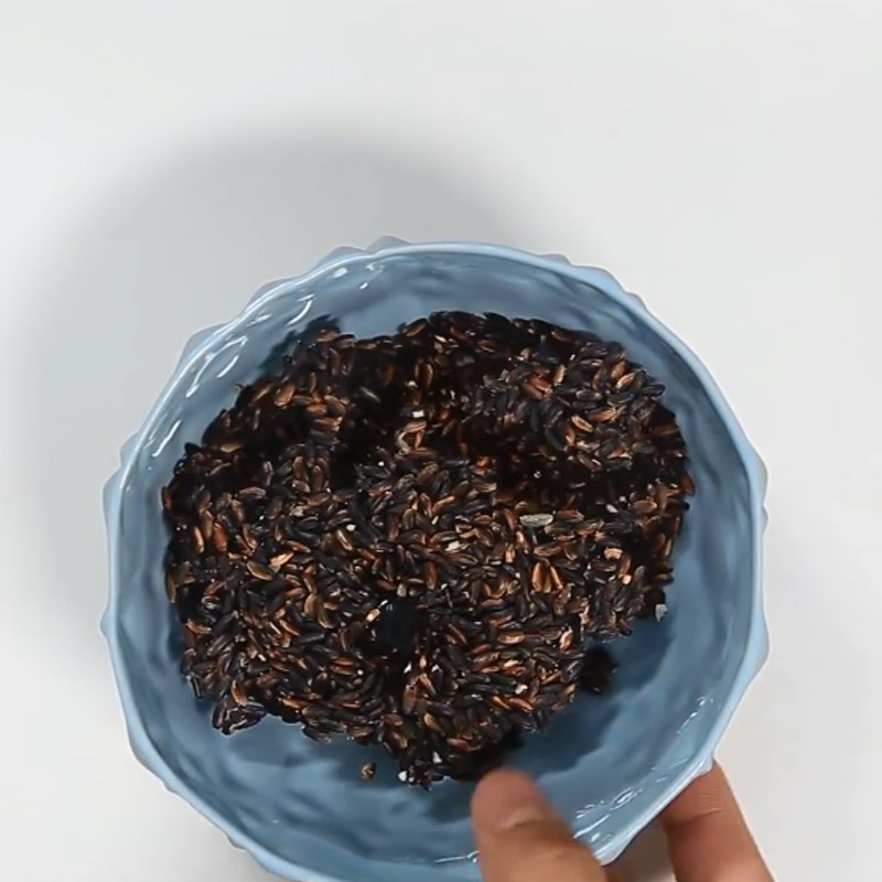 Bước 1 Ngâm nếp cẩm Chè xoài nếp cẩm