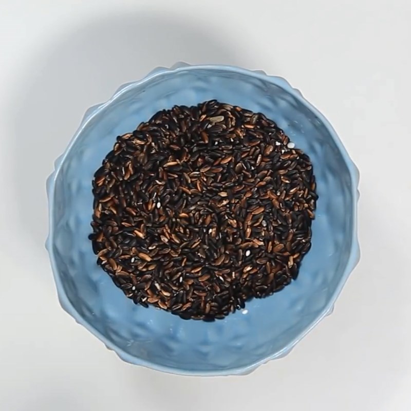 Bước 1 Ngâm nếp cẩm Chè xoài nếp cẩm
