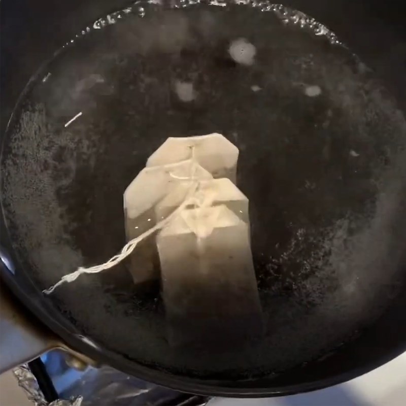 Bước 1 Ngâm, ủ trà Trà sữa kem phô mai tiramisu