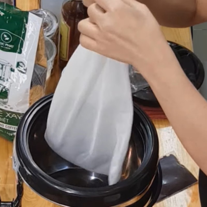 Bước 1 Ngâm, ủ trà Trà sữa kem tiramisu