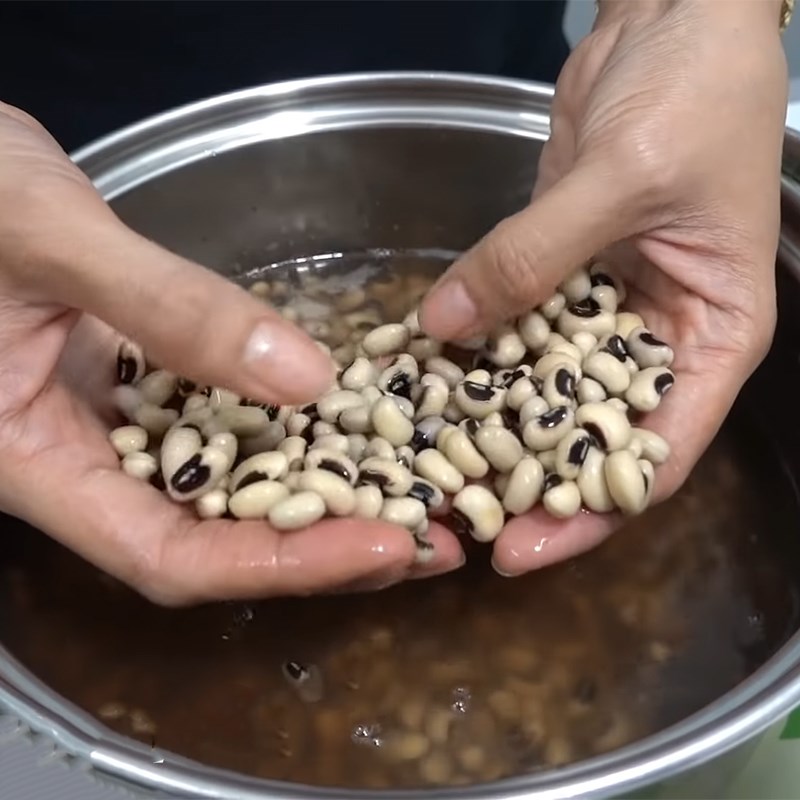 Bước 1 Ngâm và luộc đậu trắng Chè đậu trắng bằng nồi cơm điện