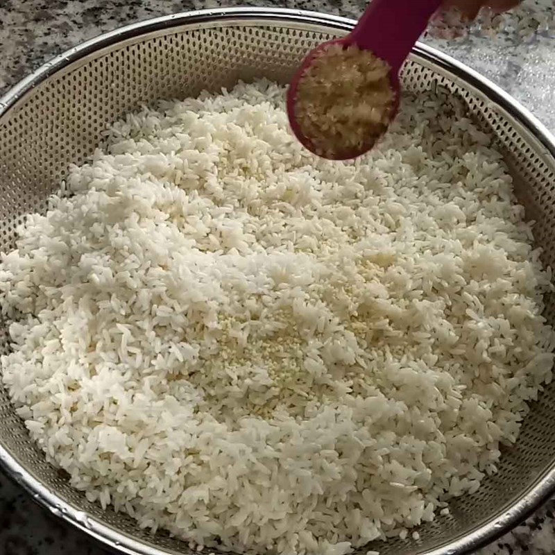 Bước 1 Ngâm và trộn nếp Xôi gà chiên nước mắm