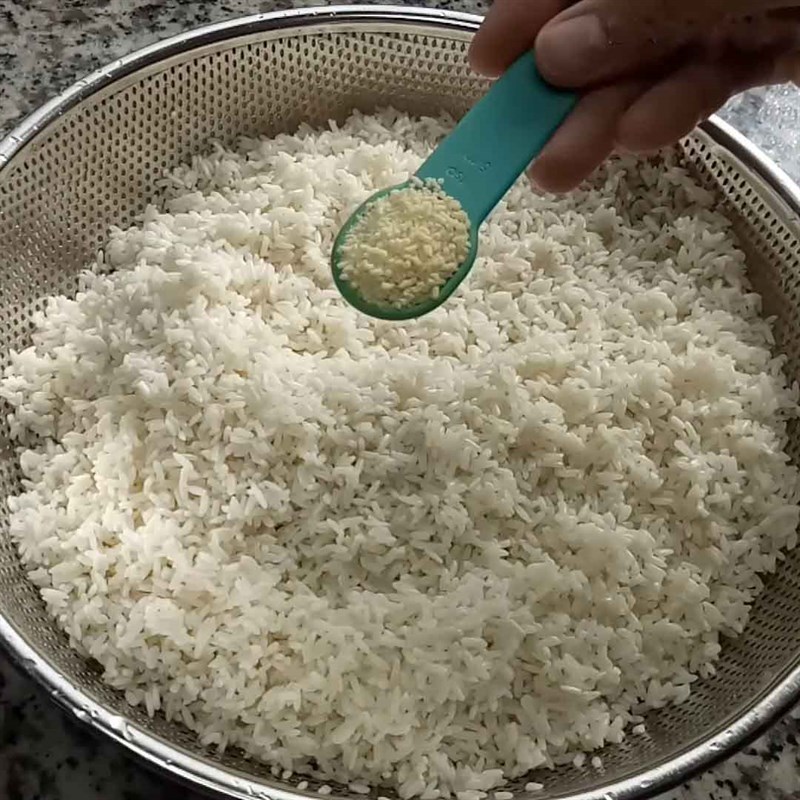 Bước 1 Ngâm và trộn nếp Xôi gà chiên nước mắm