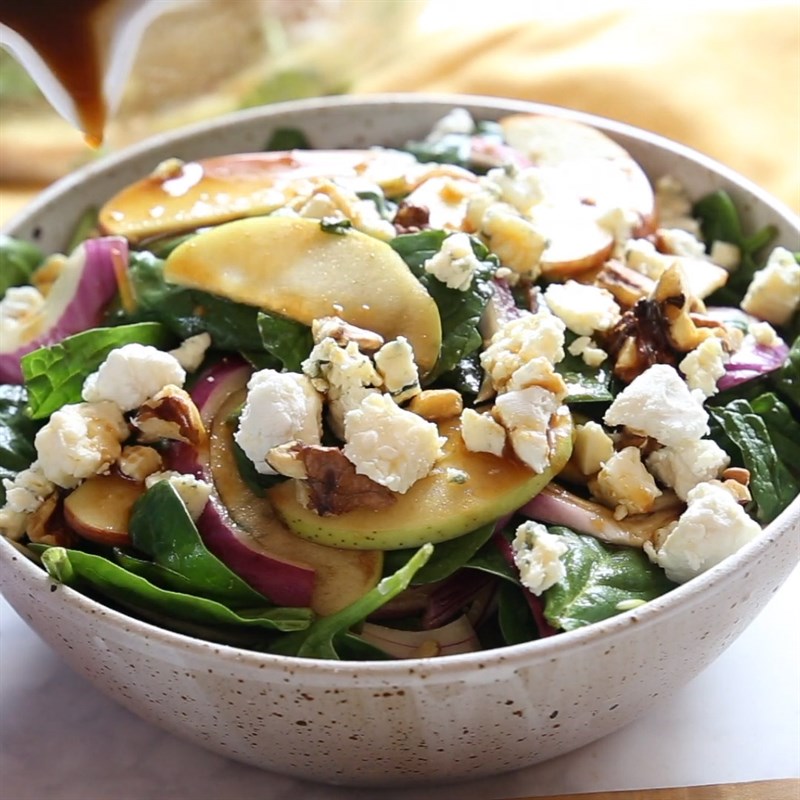 Bước 4 Thành phẩm Salad rau bina táo và hạt óc chó