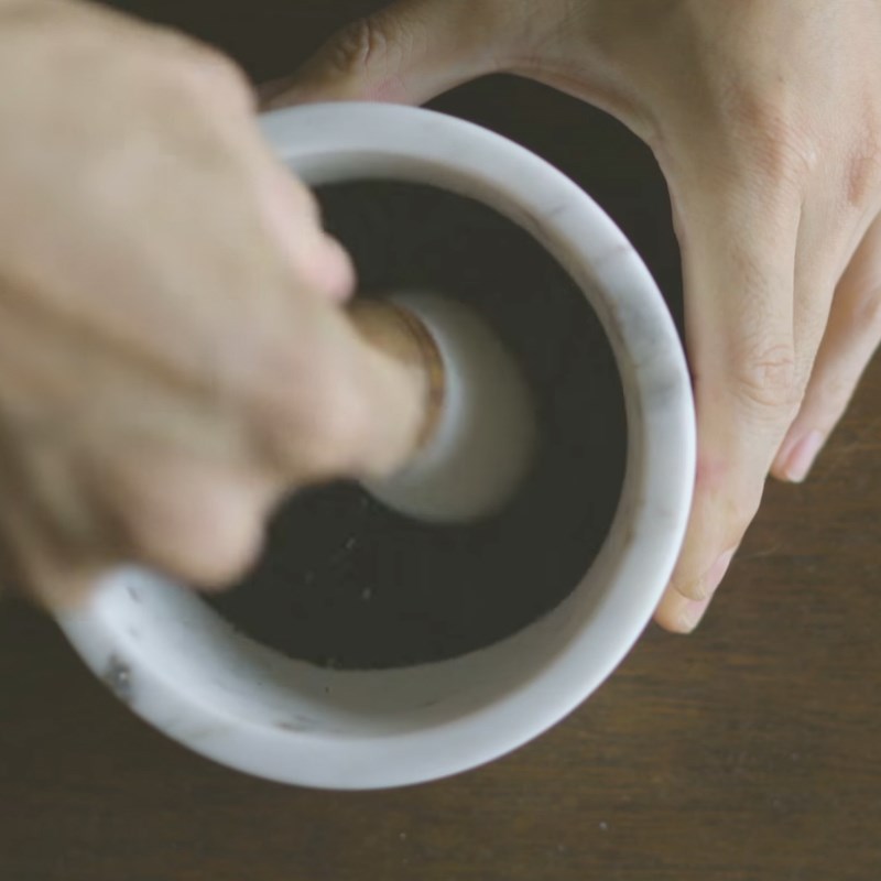 Bước 1 Nghiền mè đen Kem hạt điều mè đen