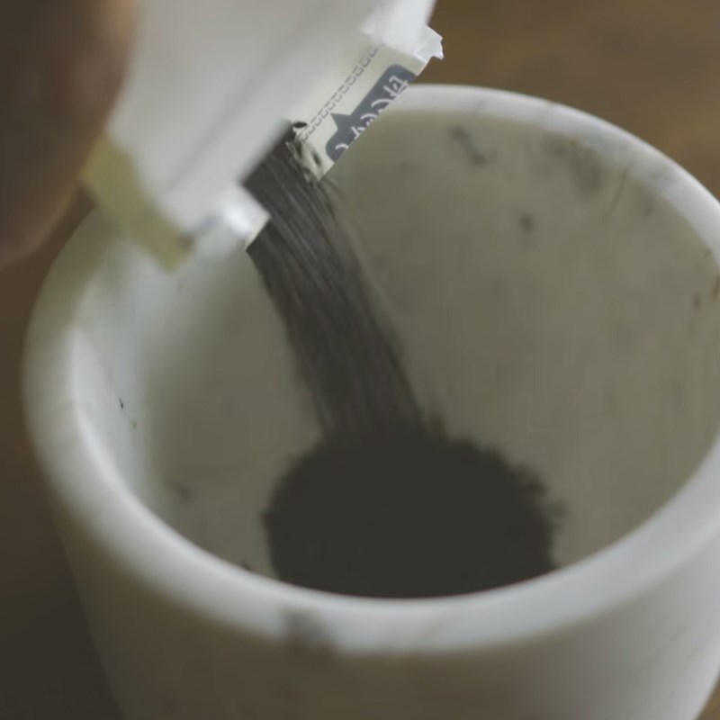 Bước 1 Nghiền mè đen Kem hạt điều mè đen