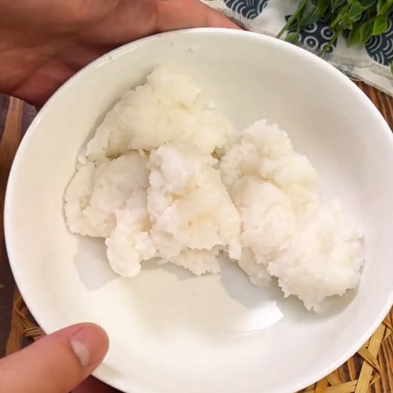 Bước 1 Nghiền nhuyễn cơm Tokbokki bằng cơm nguội (Công thức được chia sẻ từ TikTok Cách Nấu Ngon cùng Cách Nấu Ngon)