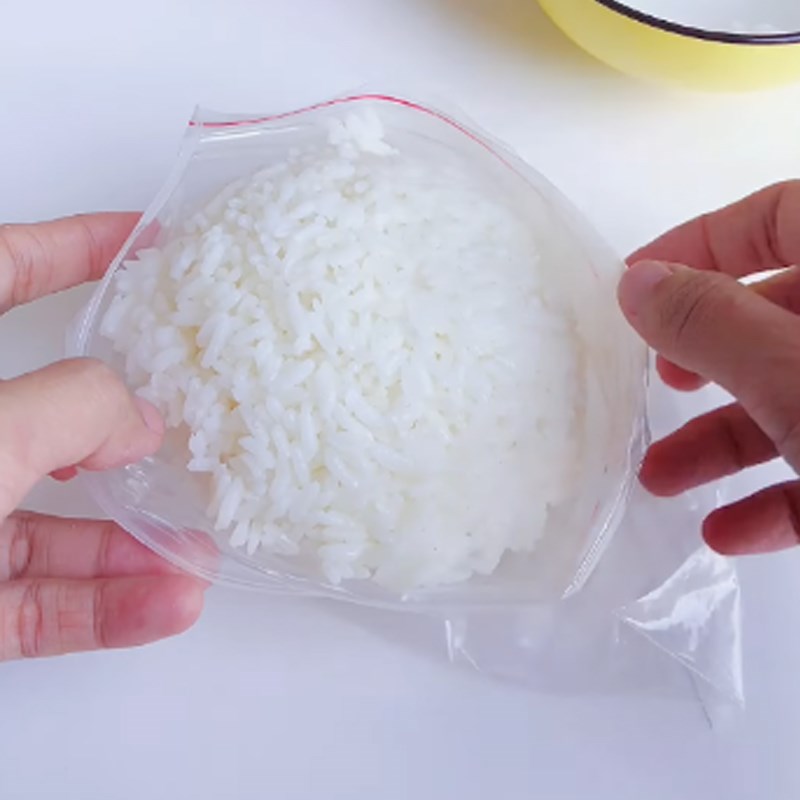 Bước 1 Nghiền nhuyễn cơm Bánh gạo tokbokki bằng cơm nguội