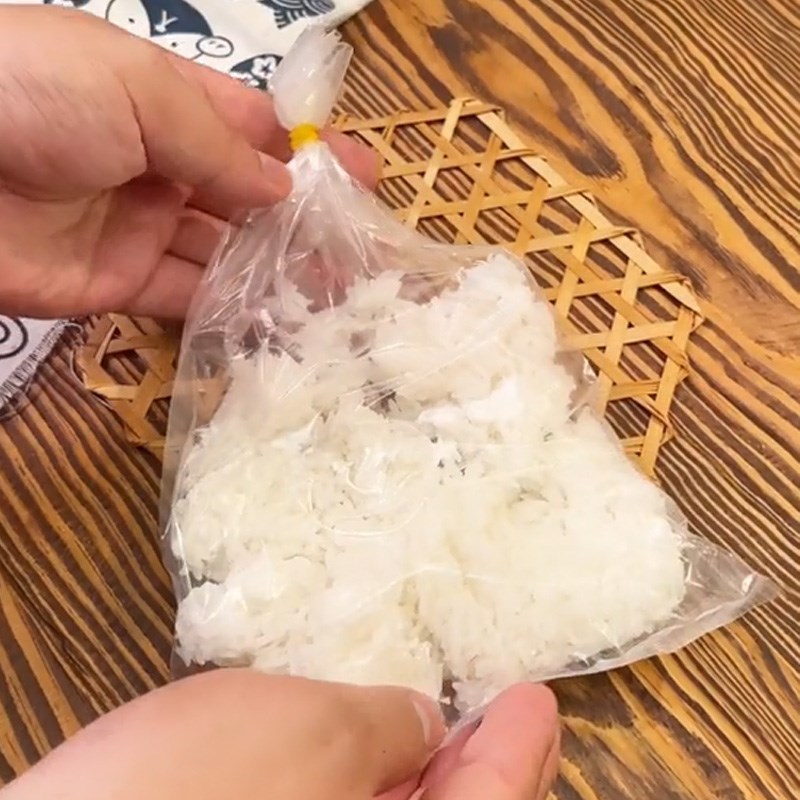 Bước 1 Nghiền nhuyễn cơm Tokbokki bằng cơm nguội (Công thức được chia sẻ từ TikTok Cách Nấu Ngon cùng Cách Nấu Ngon)