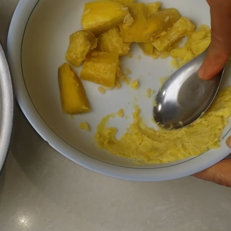 Bước 3 Nhào bột Chè trôi nước gấc nhân đậu xanh