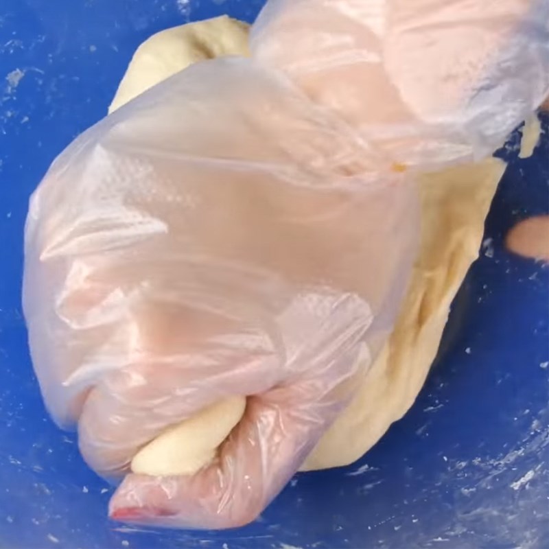 Bước 3 Nhào bột Bánh mì cuộn sữa dừa lá dứa