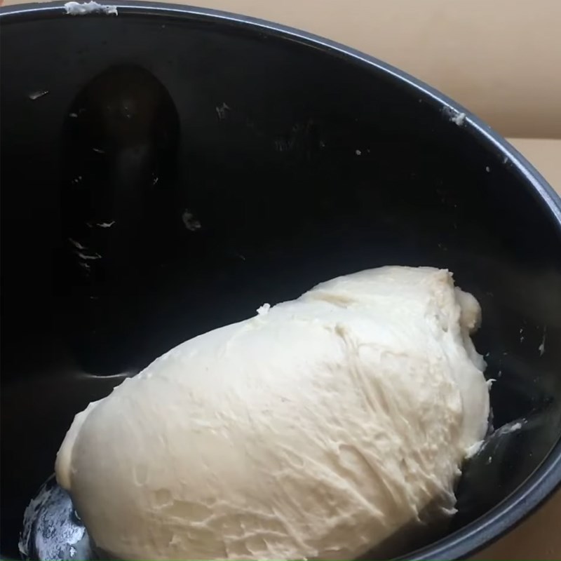 Bước 3 Nhào bột bánh Bánh mì ruốc cuộn sốt mayonnaise