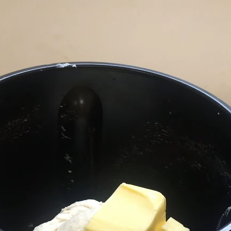 Bước 3 Nhào bột bánh Bánh mì ruốc cuộn sốt mayonnaise