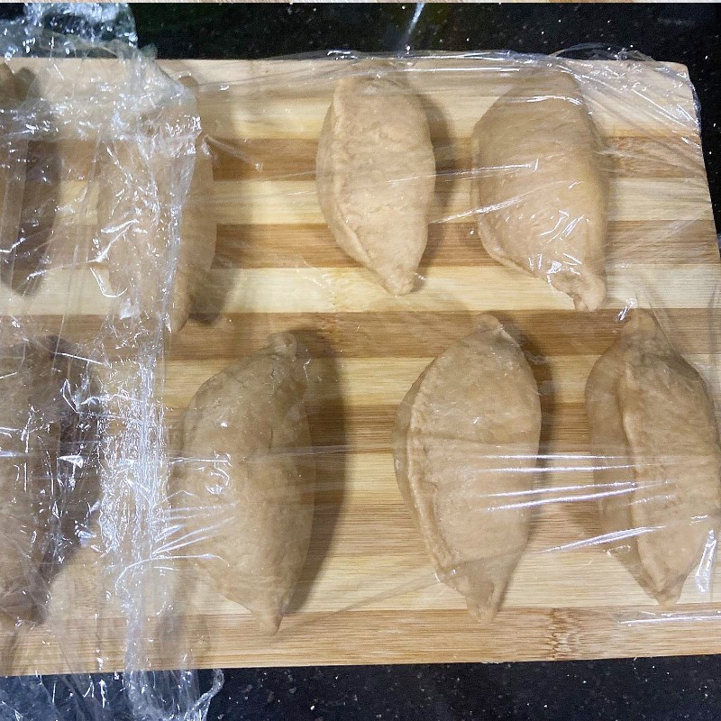 Bước 3 Nhồi nhân vào bánh Bánh mì nhân trứng sữa socola