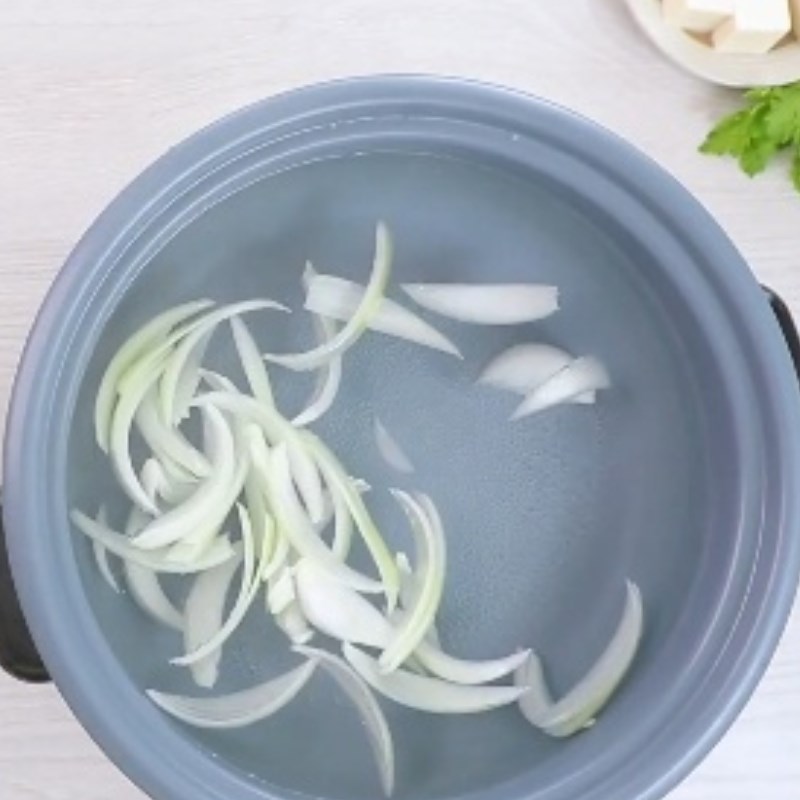 Bước 2 Ninh nước dùng Lẩu bò viên sa tế