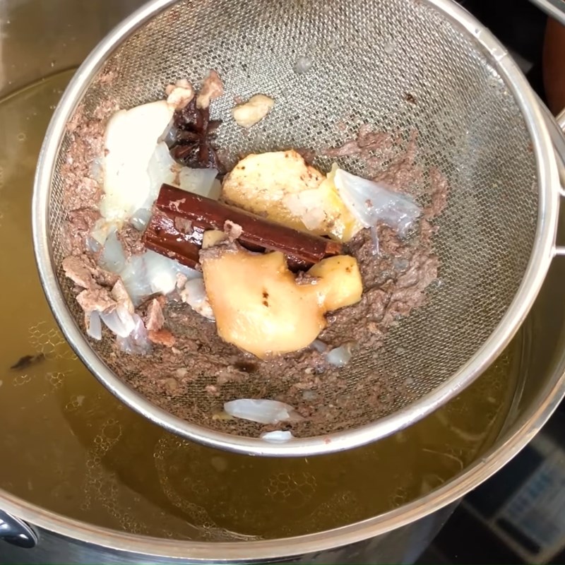 Bước 3 Ninh nước dùng Lẩu bò viên chua cay