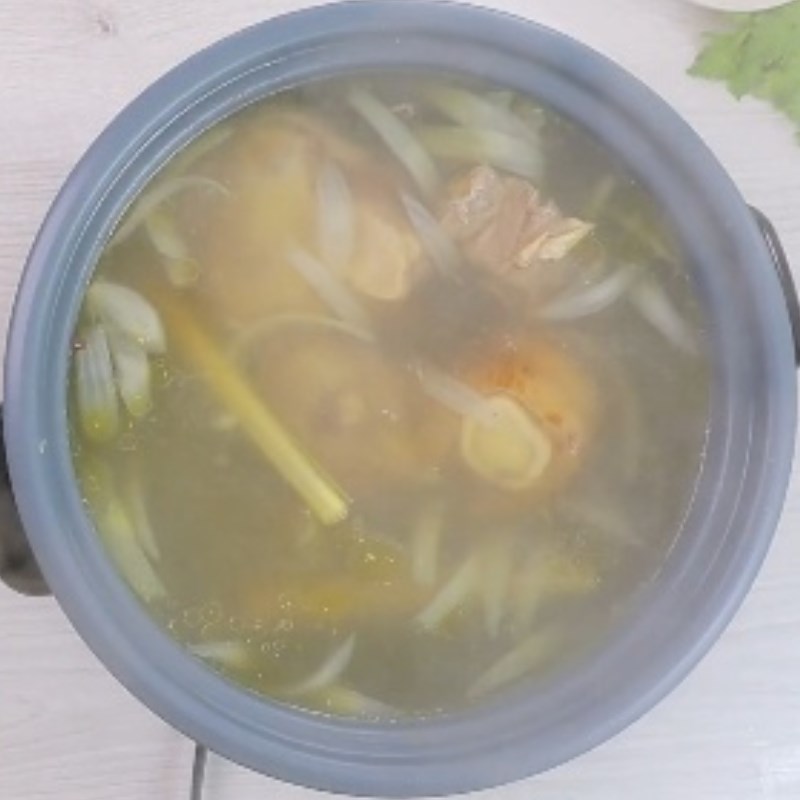 Bước 2 Ninh nước dùng Lẩu bò viên sa tế