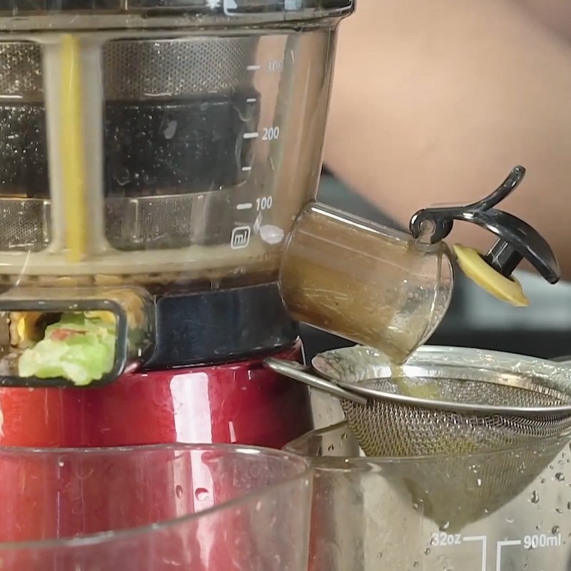 Bước 2 Ép nước bí đao chanh dây Nước ép bí đao chanh dây