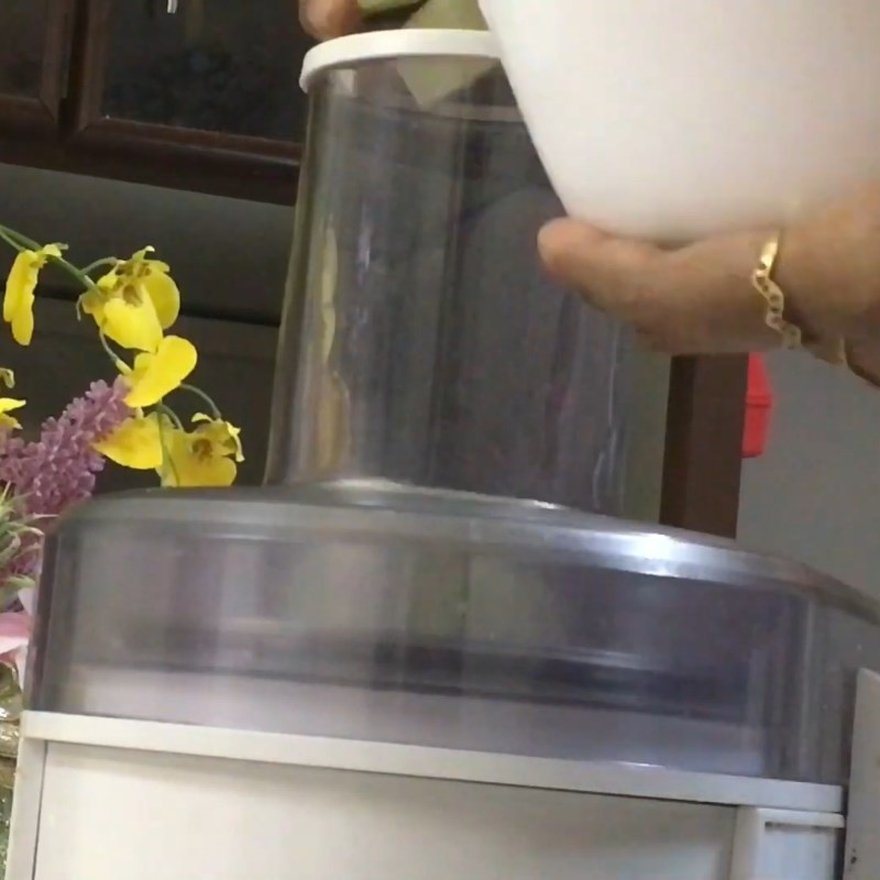 Bước 2 Ép nước bí đao Nước ép bí đao