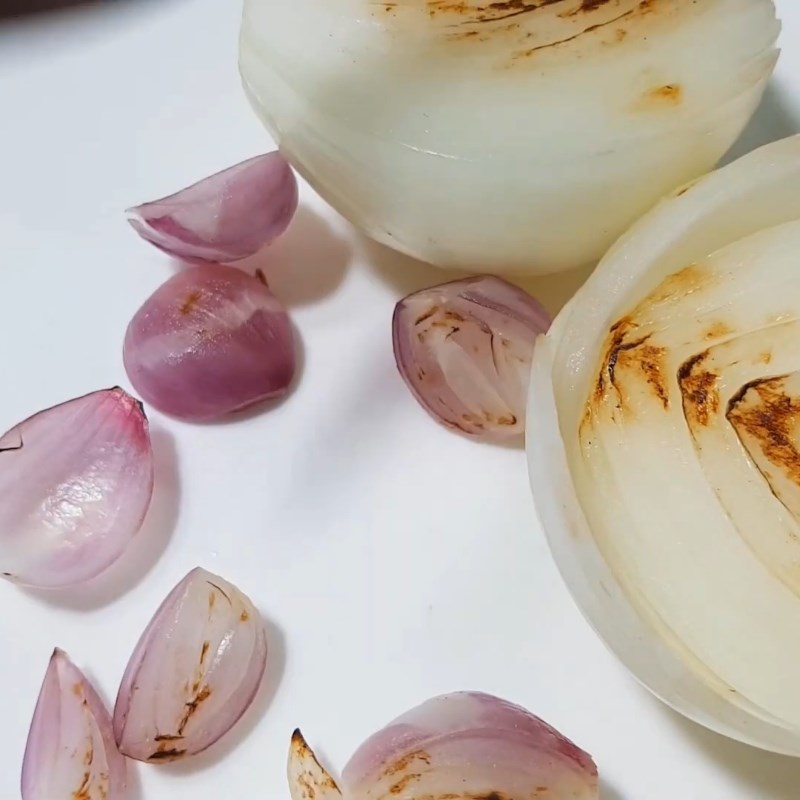 Bước 3 Nướng áp chảo các nguyên liệu Hủ tiếu giò heo tóp mỡ sa tế