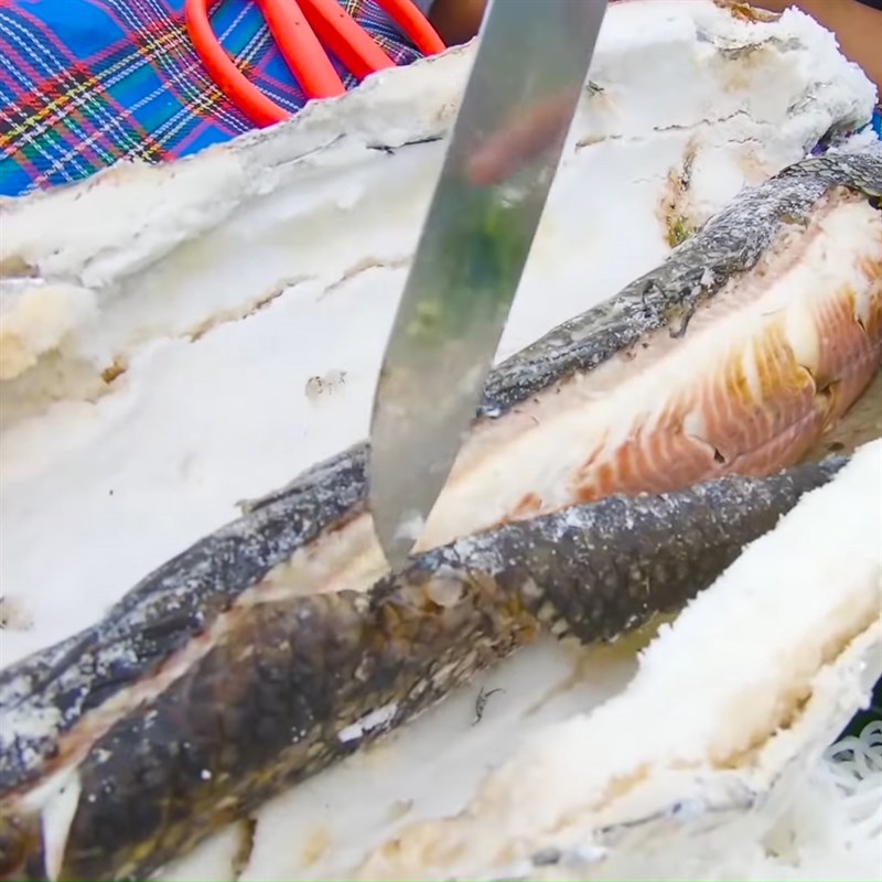 Bước 3 Nướng cá Cá lóc nướng muối tuyết