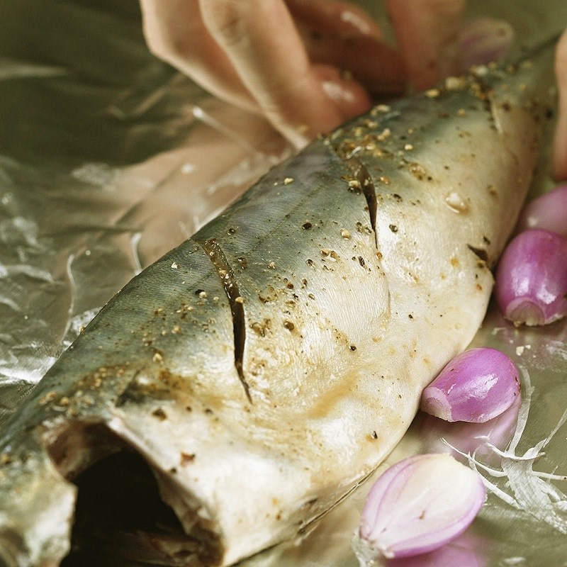 Bước 5 Nướng cá Cá saba nướng mỡ hành
